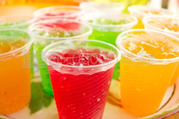 塑料杯中的軟飲料